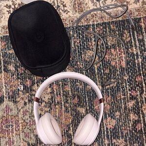 Beats Solo4 Wireless Headphones - Cloud Pink